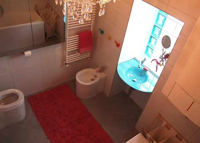 Orange Cube - Self Check In - Free Parking *