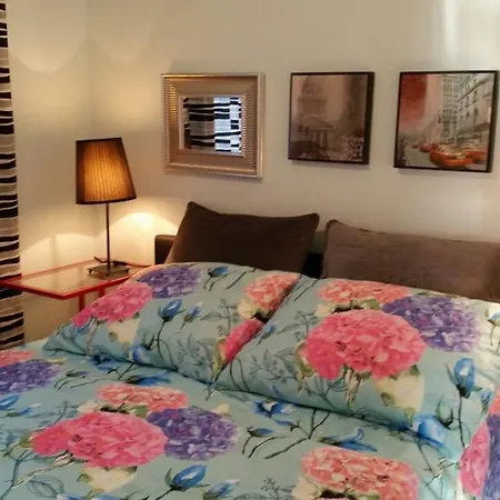 Orange Cube Apartment *