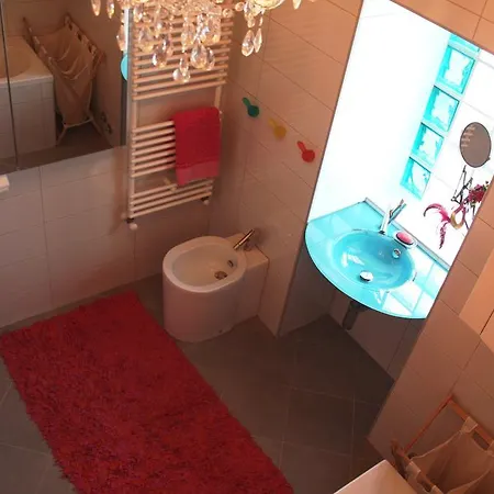 Orange Cube - Self Check In - Free Parking *